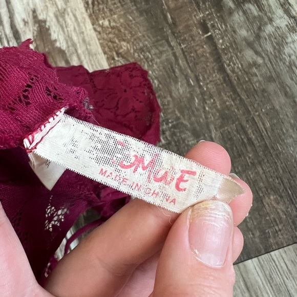 ROMWE Elegant Lace Bralette in Rich Burgundy - Picture 3 of 5